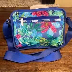 Lesportsac crossbody adjustable bag. Great condition!!